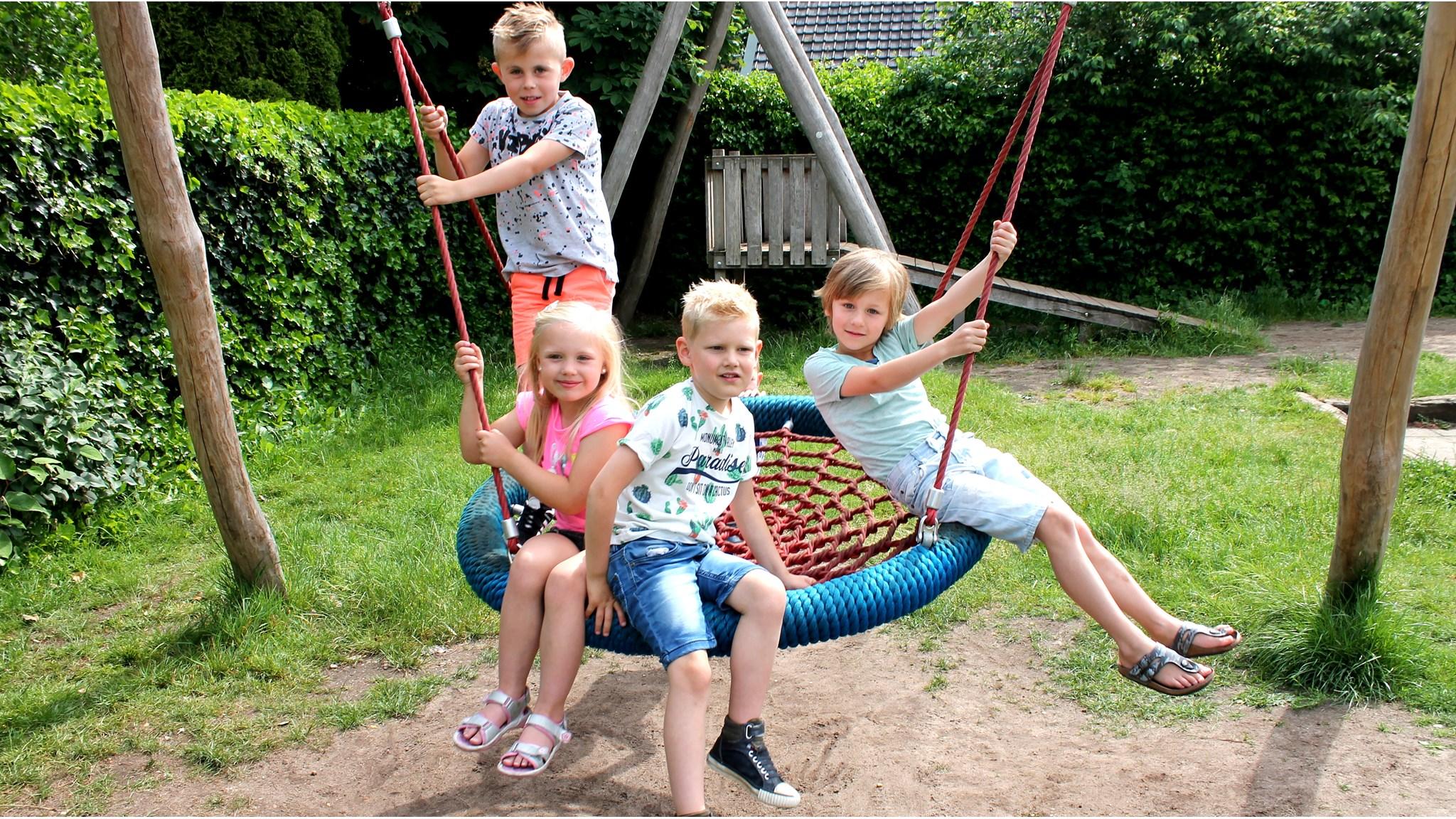 Kinderen spelen op het schoolplein van Basisschool Anne de Vries in Epe. Kinderen spelen op het schoolplein van Basisschool Anne de Vries in Epe.