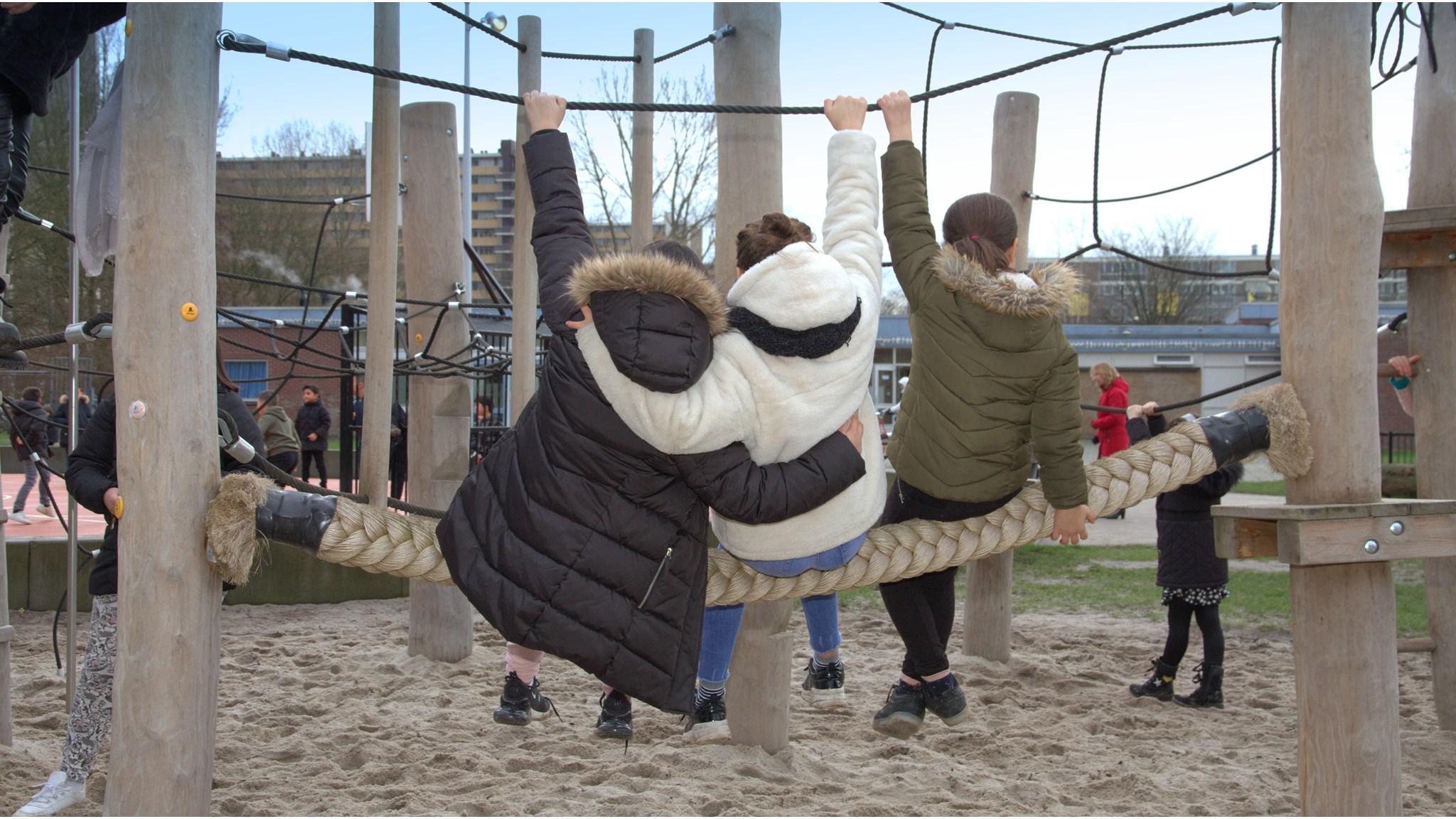 Kinderen spelen op het schoolplein van basisschool Atlantis in Amsterdam.