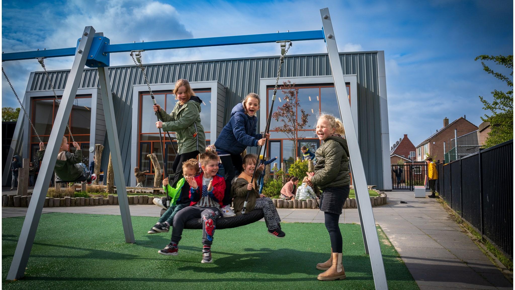 Kinderen spelen op het schoolplein van Basisschool De Baptist in Batenburg.