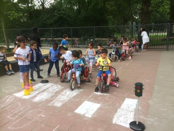 Kinderen spelen op het schoolplein van Basisschool De Botteloef in Amsterdam met fietsen en verkeerssignalen. Kinderen spelen op het schoolplein van Basisschool De Botteloef in Amsterdam met fietsen en verkeerssignalen.