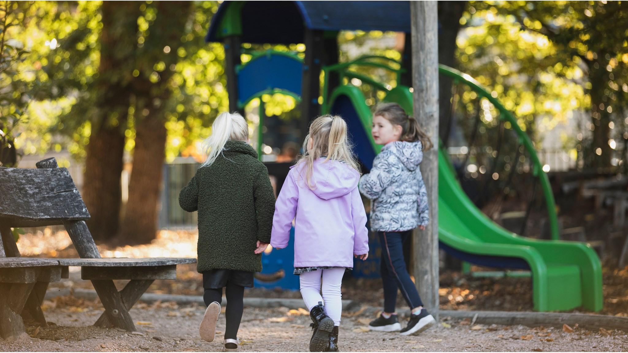 Kinderen spelen op het schoolplein van Basisschool de Cantharel in Ermelo. Kinderen spelen op het schoolplein van Basisschool de Cantharel in Ermelo.