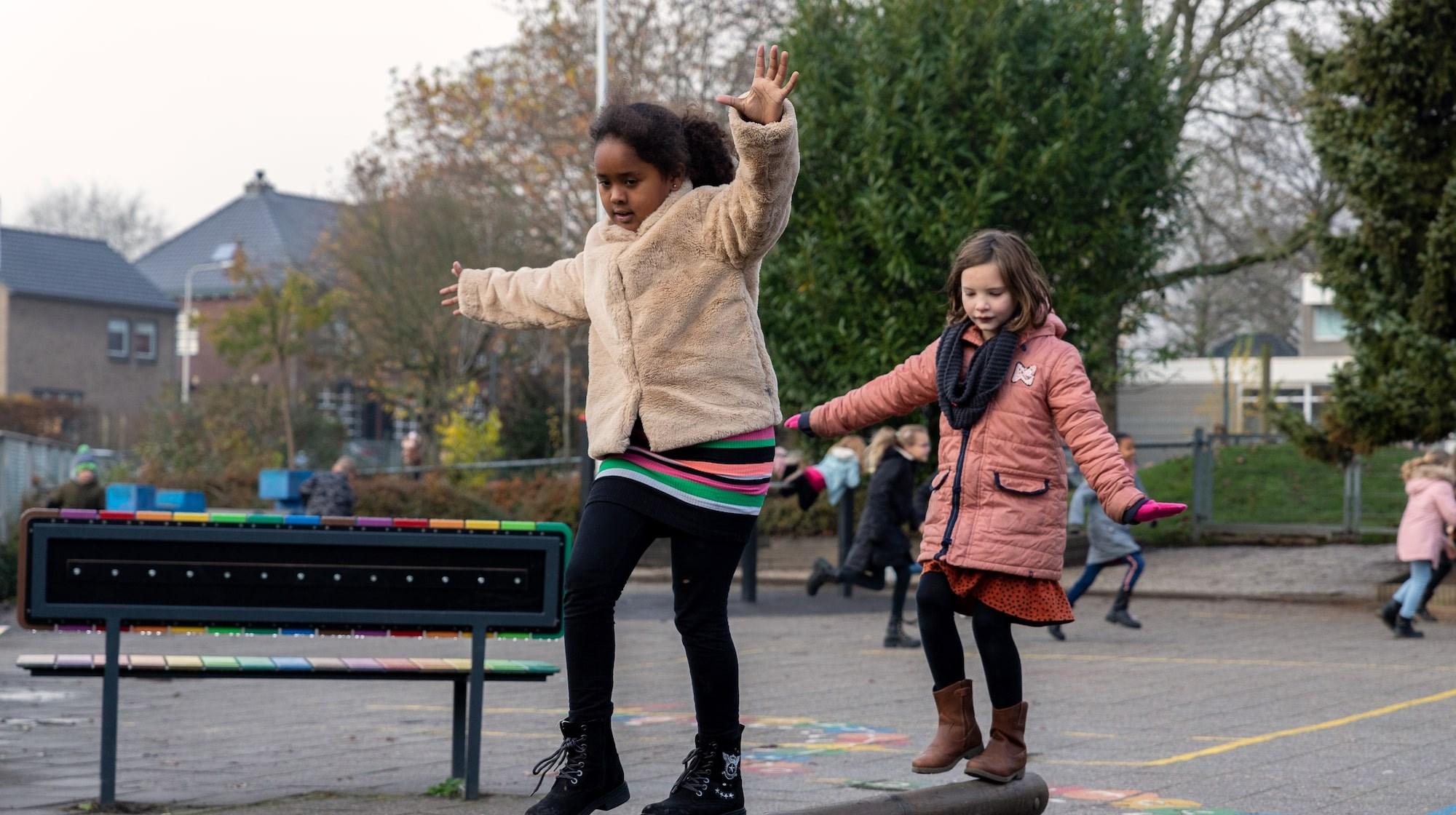 Kinderen spelen op het schoolplein van Basisschool De Doorkijk in Kerkrade. Kinderen spelen op het schoolplein van Basisschool De Doorkijk in Kerkrade.