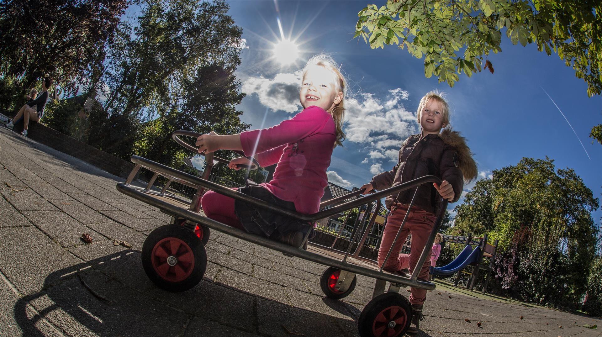 Kinderen spelen op het schoolplein van Basisschool De Empel in Erp. Kinderen spelen op het schoolplein van Basisschool De Empel in Erp.