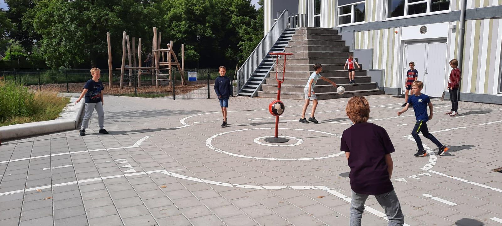 Kinderen spelen op het schoolplein van Basisschool de Holm in Leusden. Kinderen spelen op het schoolplein van Basisschool de Holm in Leusden.