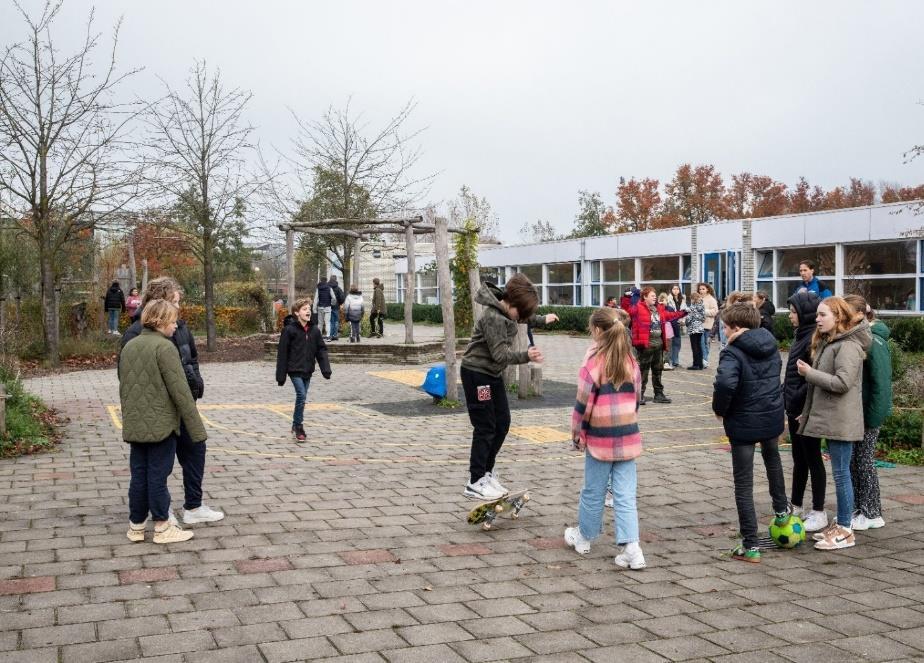 Kinderen spelen op het schoolplein van Basisschool De Horizon in Grashoek. Kinderen spelen op het schoolplein van Basisschool De Horizon in Grashoek.