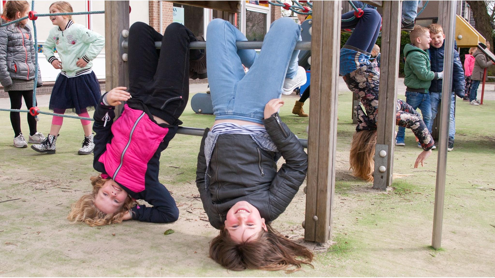 Kinderen spelen op het schoolplein van Basisschool De Langenoord in Hoogland. Kinderen spelen op het schoolplein van Basisschool De Langenoord in Hoogland.
