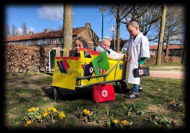 Kinderen spelen op het schoolplein van Basisschool De Regenboog in Cuijk met een speelattributen in een verzorgingsscenario. Kinderen spelen op het schoolplein van Basisschool De Regenboog in Cuijk met een speelattributen in een verzorgingsscenario.