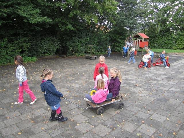Kinderen spelen op het schoolplein van Basisschool de Wegwijzer in Serooskerke (Gem. Veere). Kinderen spelen op het schoolplein van Basisschool de Wegwijzer in Serooskerke (Gem. Veere).