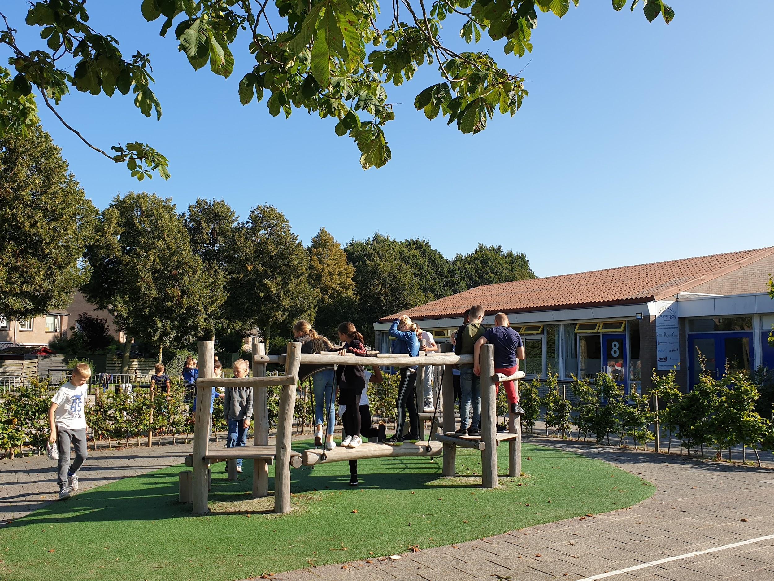 Kinderen spelen op het schoolplein van Basisschool De Wegwijzer in Wijk bij Duurstede. Kinderen spelen op het schoolplein van Basisschool De Wegwijzer in Wijk bij Duurstede.