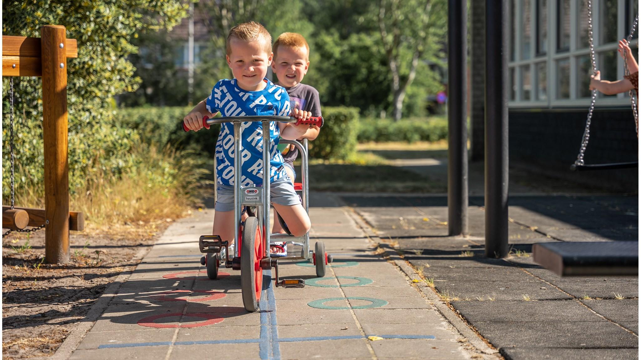 Kinderen spelen op het schoolplein van Basisschool De Wingerd in Nijverdal. Kinderen spelen op het schoolplein van Basisschool De Wingerd in Nijverdal.