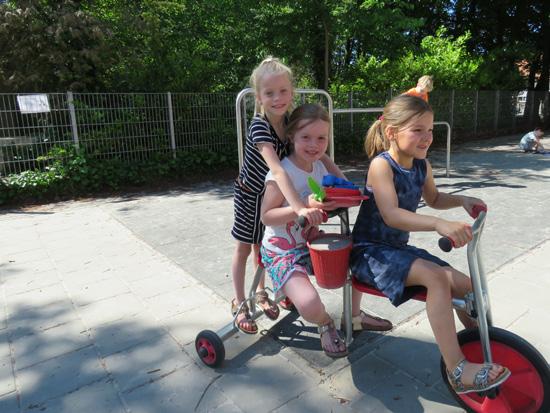 Kinderen spelen op het schoolplein van Basisschool Dirk Hezius in Heeze. Kinderen spelen op het schoolplein van Basisschool Dirk Hezius in Heeze.