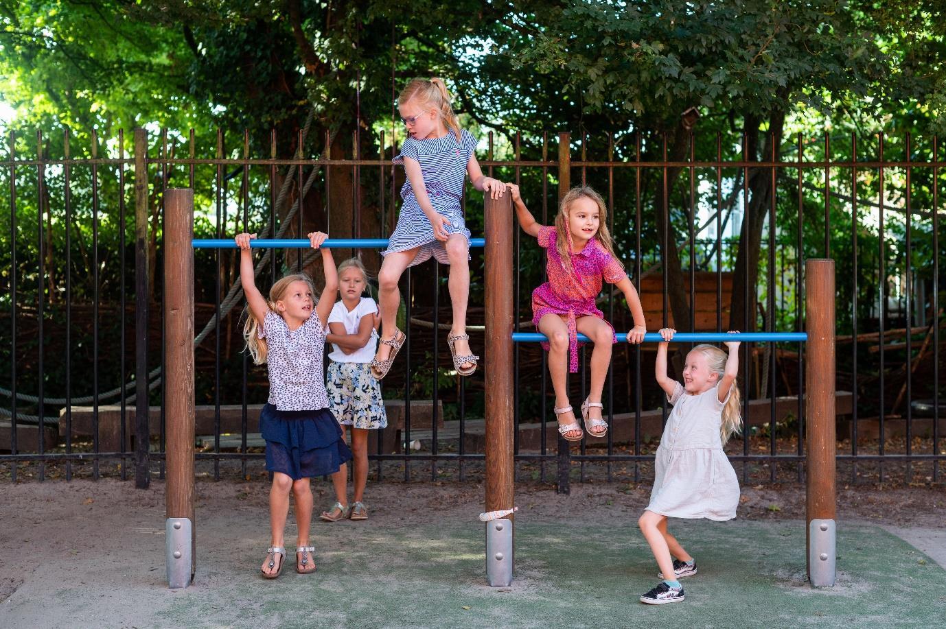 Kinderen spelen op het schoolplein van Basisschool Dubbeldam in Dordrecht. Kinderen spelen op het schoolplein van Basisschool Dubbeldam in Dordrecht.