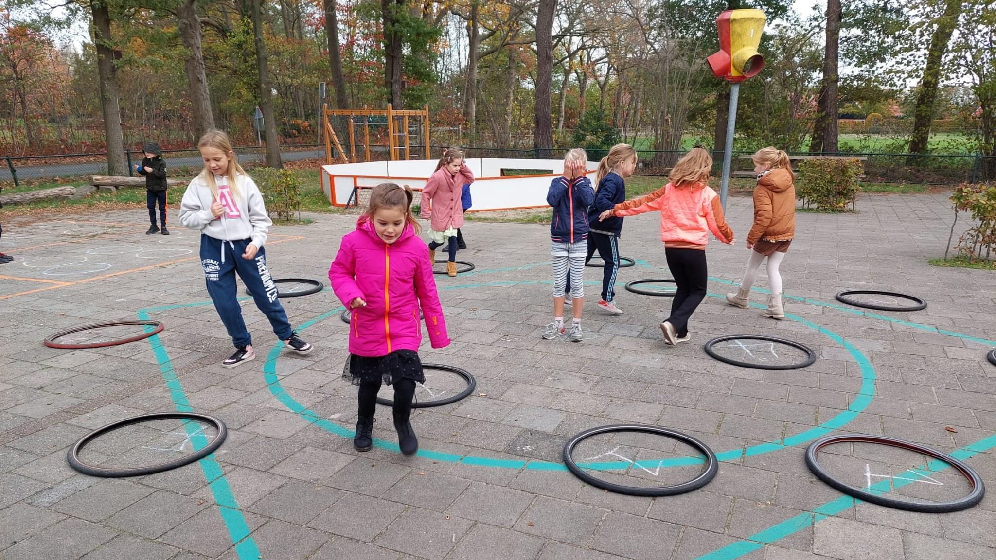 Kinderen spelen op het schoolplein van Basisschool Honesch in Haaksbergen met hoepels. Kinderen spelen op het schoolplein van Basisschool Honesch in Haaksbergen met hoepels.