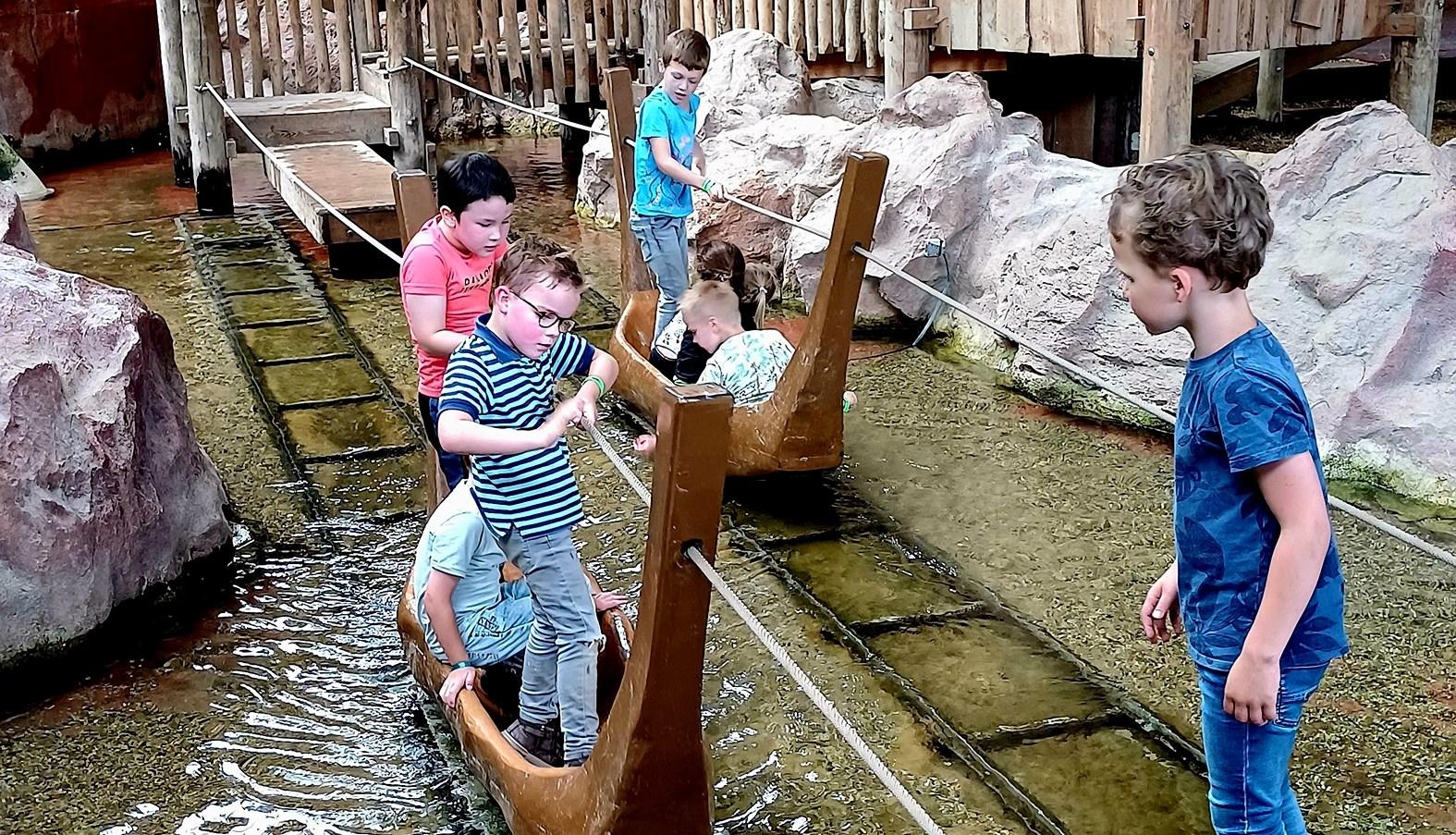 Kinderen spelen op het schoolplein van Basisschool Hulsberg in Hulsberg. Kinderen spelen op het schoolplein van Basisschool Hulsberg in Hulsberg.