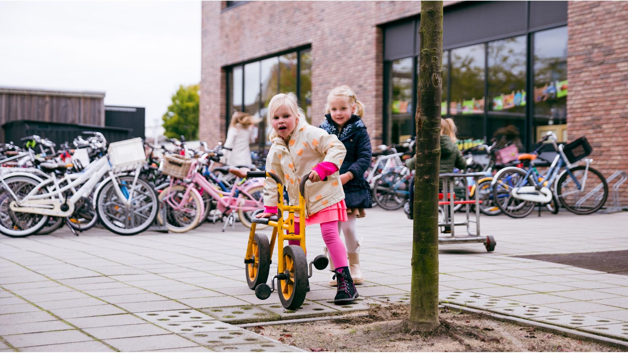 Kinderen spelen op het schoolplein van Basisschool met de Bijbel Het Kompas in Montfoort. Kinderen spelen op het schoolplein van Basisschool met de Bijbel Het Kompas in Montfoort.