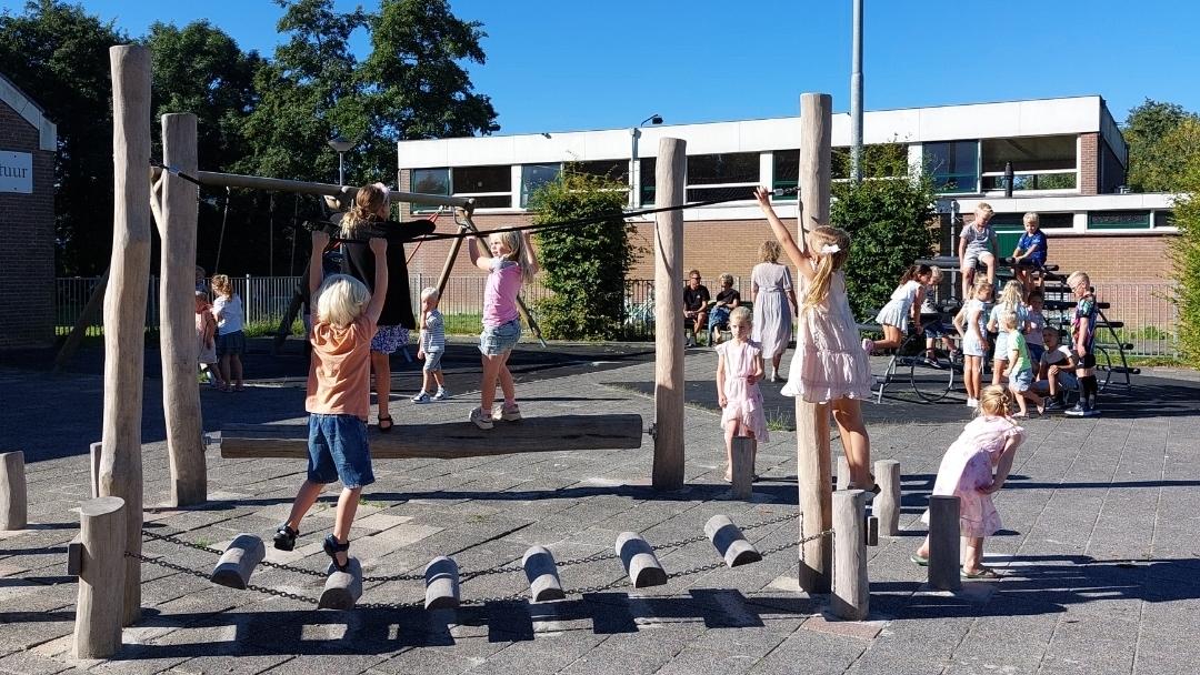 Kinderen spelen op het schoolplein van Basisschool Op Avontuur in Kolhorn. Kinderen spelen op het schoolplein van Basisschool Op Avontuur in Kolhorn.