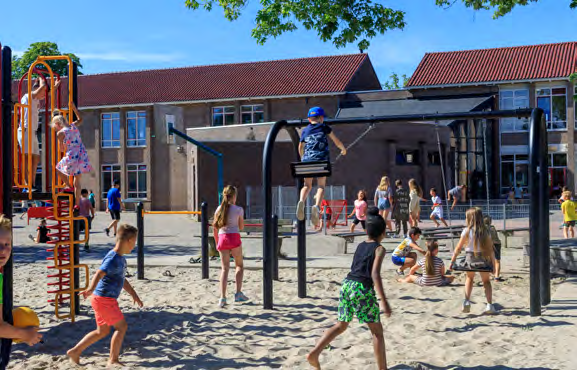 Kinderen spelen op het schoolplein van basisschool Paulus in Enschede. Kinderen spelen op het schoolplein van basisschool Paulus in Enschede.