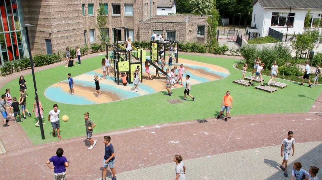 Kinderen spelen op het schoolplein van Basisschool Schinveld in Schinveld. Kinderen spelen op het schoolplein van Basisschool Schinveld in Schinveld.