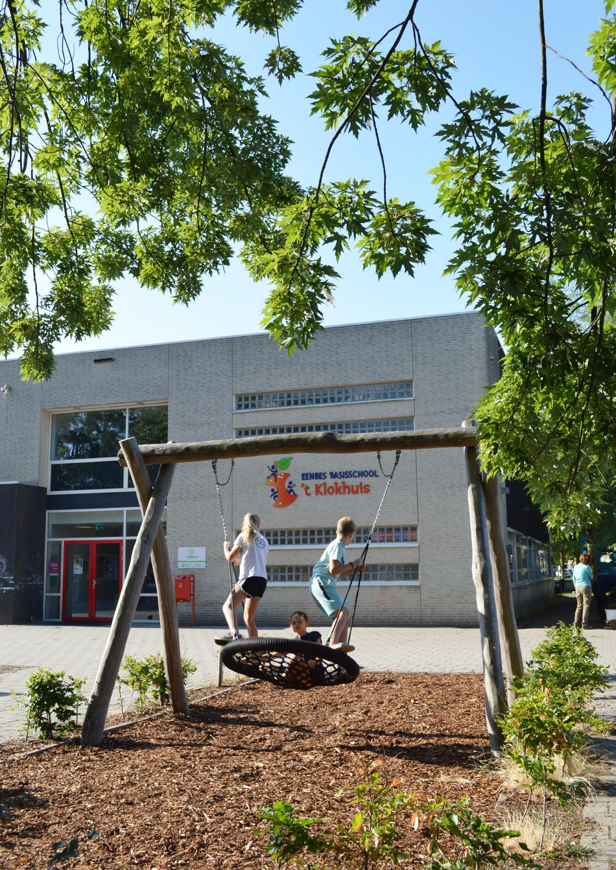 Kinderen spelen op het schoolplein van Basisschool 't Klokhuis in Geldrop. Kinderen spelen op het schoolplein van Basisschool 't Klokhuis in Geldrop.