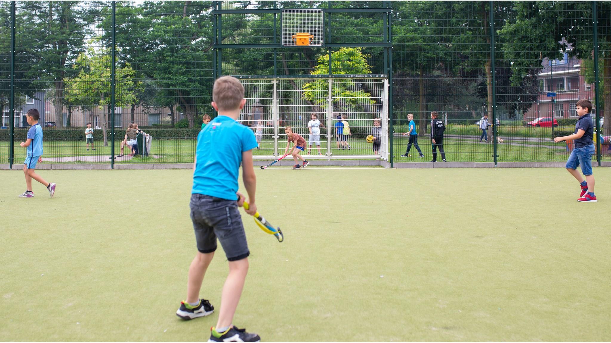 Kinderen spelen op het schoolplein van Basisschool 't Kwekkeveld in Schijndel.