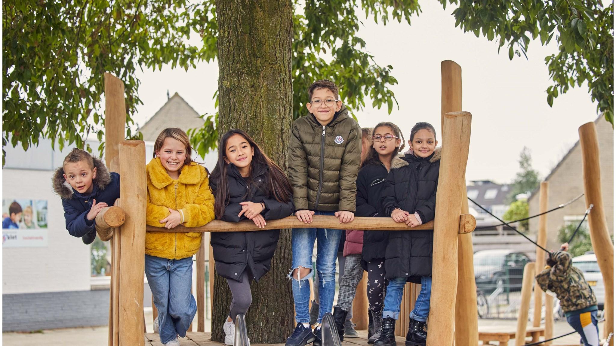 Kinderen spelen op het schoolplein van Basisschool 't Palet in Gouda. Kinderen spelen op het schoolplein van Basisschool 't Palet in Gouda.