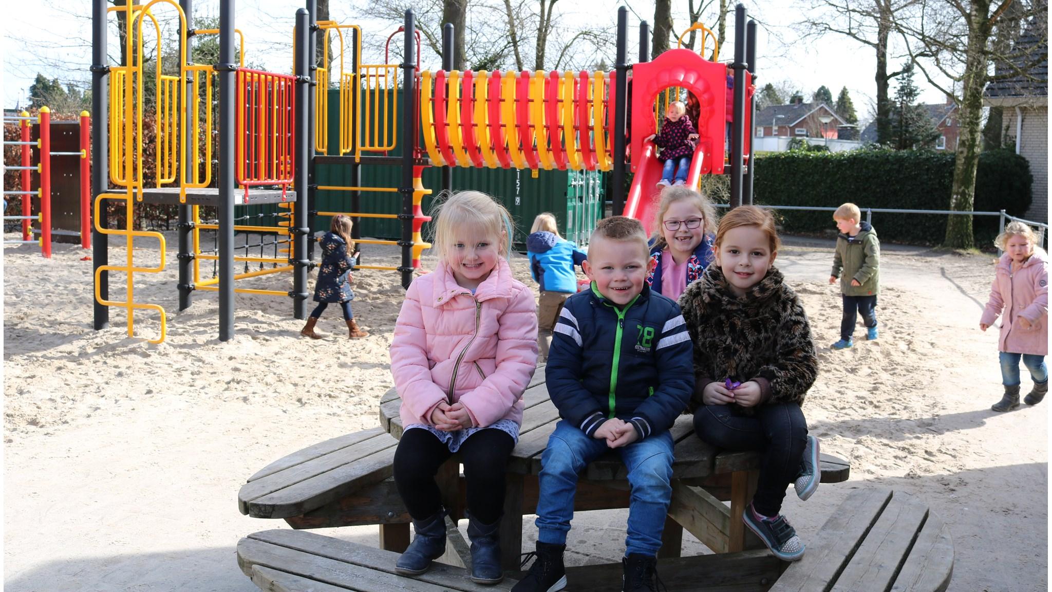 Kinderen spelen op het schoolplein van Basisschool Widerode in Wierden.