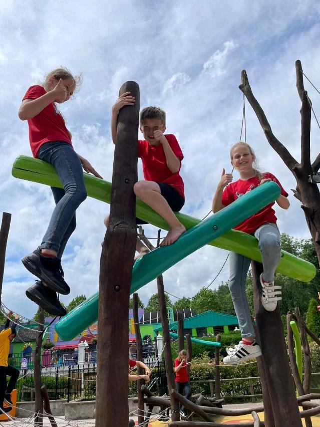 Kinderen spelen op het schoolplein van Basisschool Wilhelmina in Rijssen. Kinderen spelen op het schoolplein van Basisschool Wilhelmina in Rijssen.