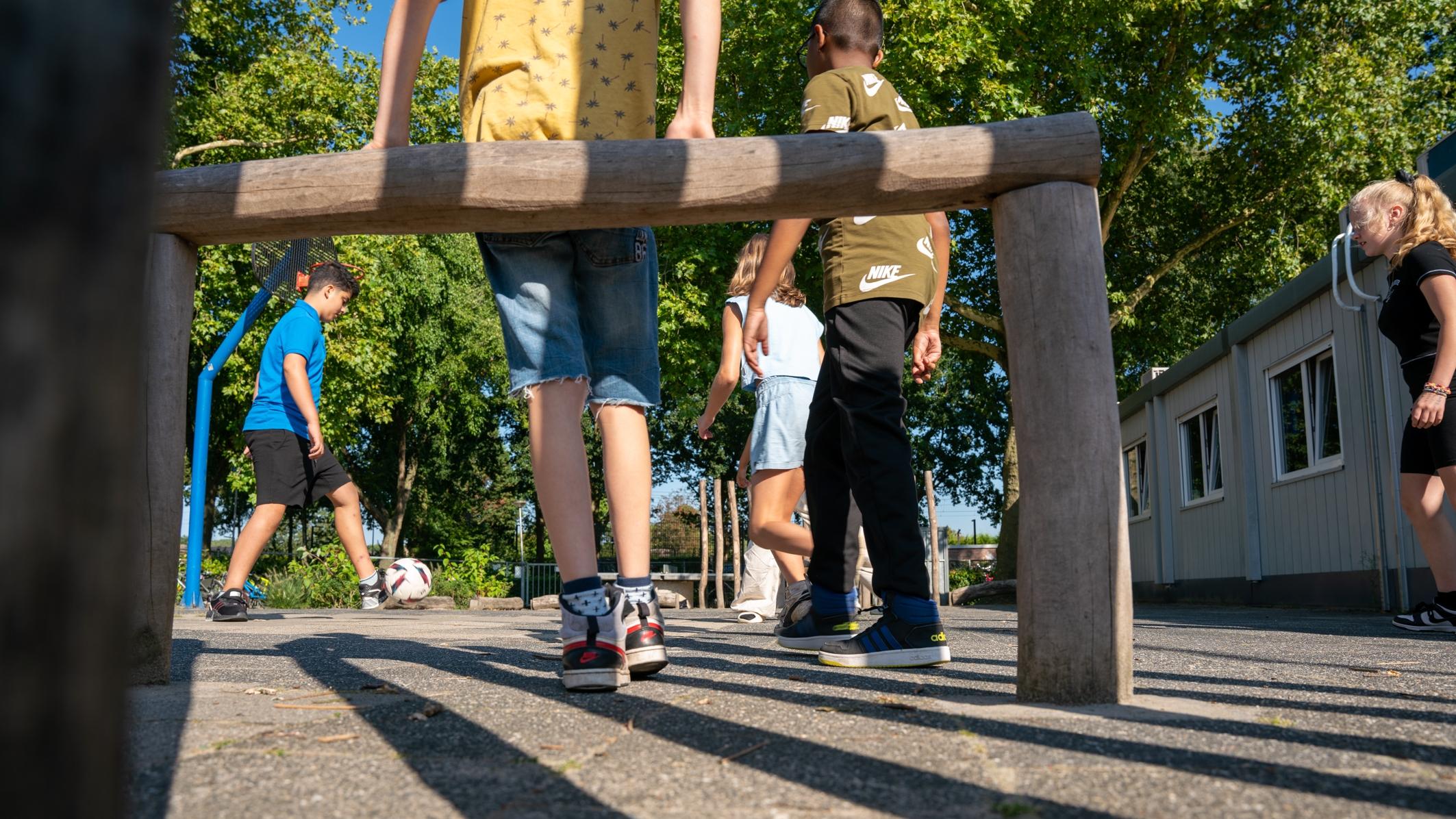 Kinderen spelen op het schoolplein van BS Hertogin Johanna A in Oss. Kinderen spelen op het schoolplein van BS Hertogin Johanna A in Oss.