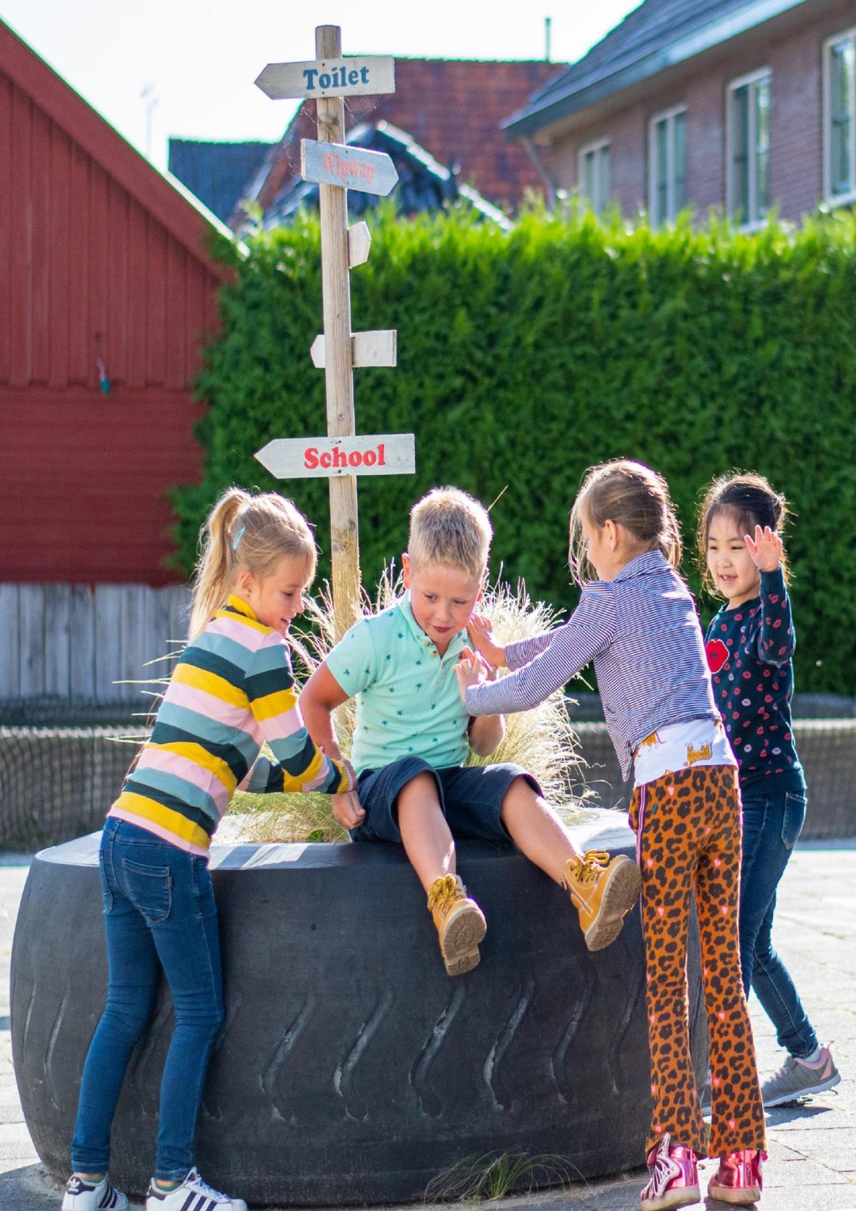 Kinderen spelen op het schoolplein van CBS De Adelaar in Wolvega. Kinderen spelen op het schoolplein van CBS De Adelaar in Wolvega.