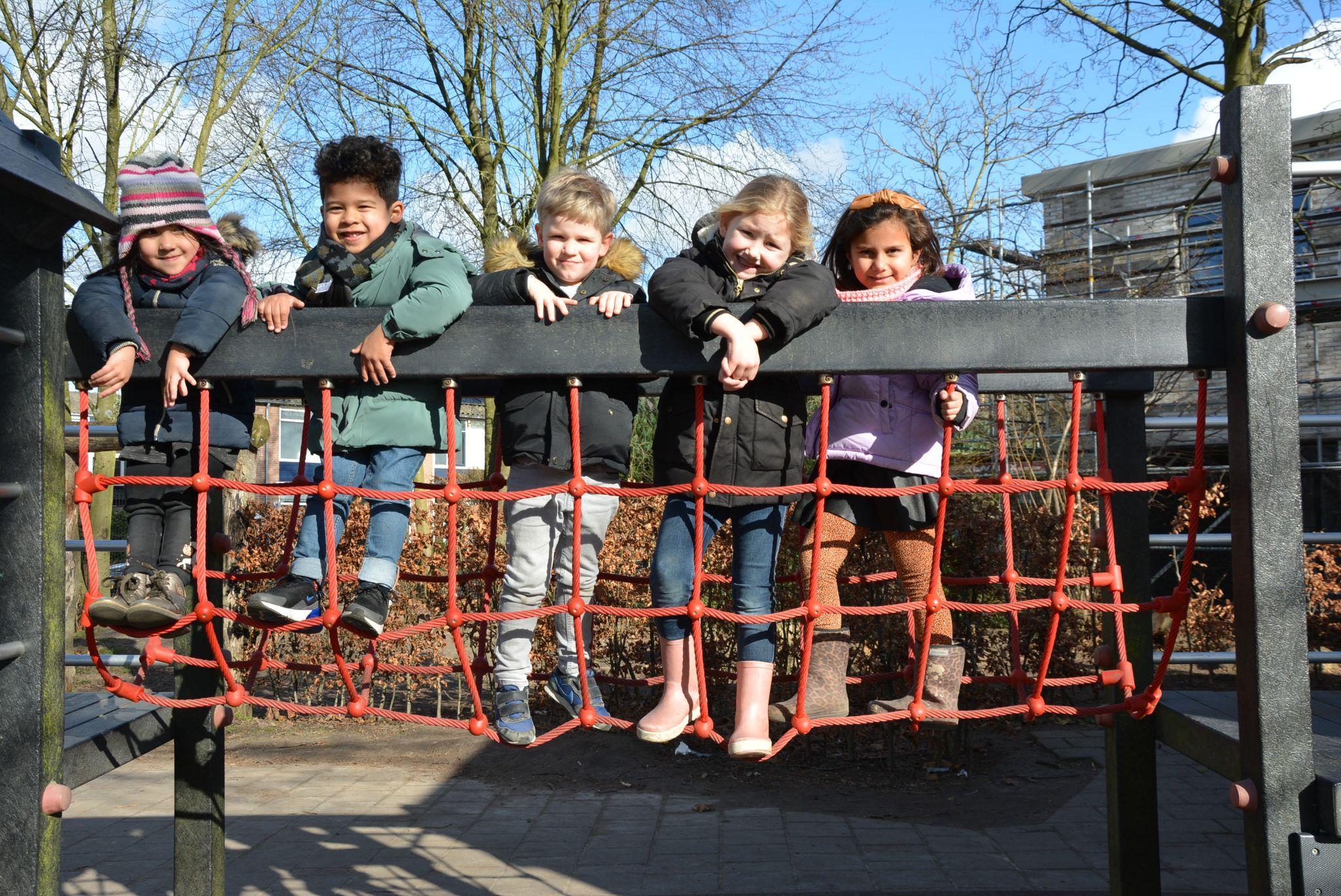 Kinderen spelen op het schoolplein van CBS De Klimop in Ridderkerk. Kinderen spelen op het schoolplein van CBS De Klimop in Ridderkerk.