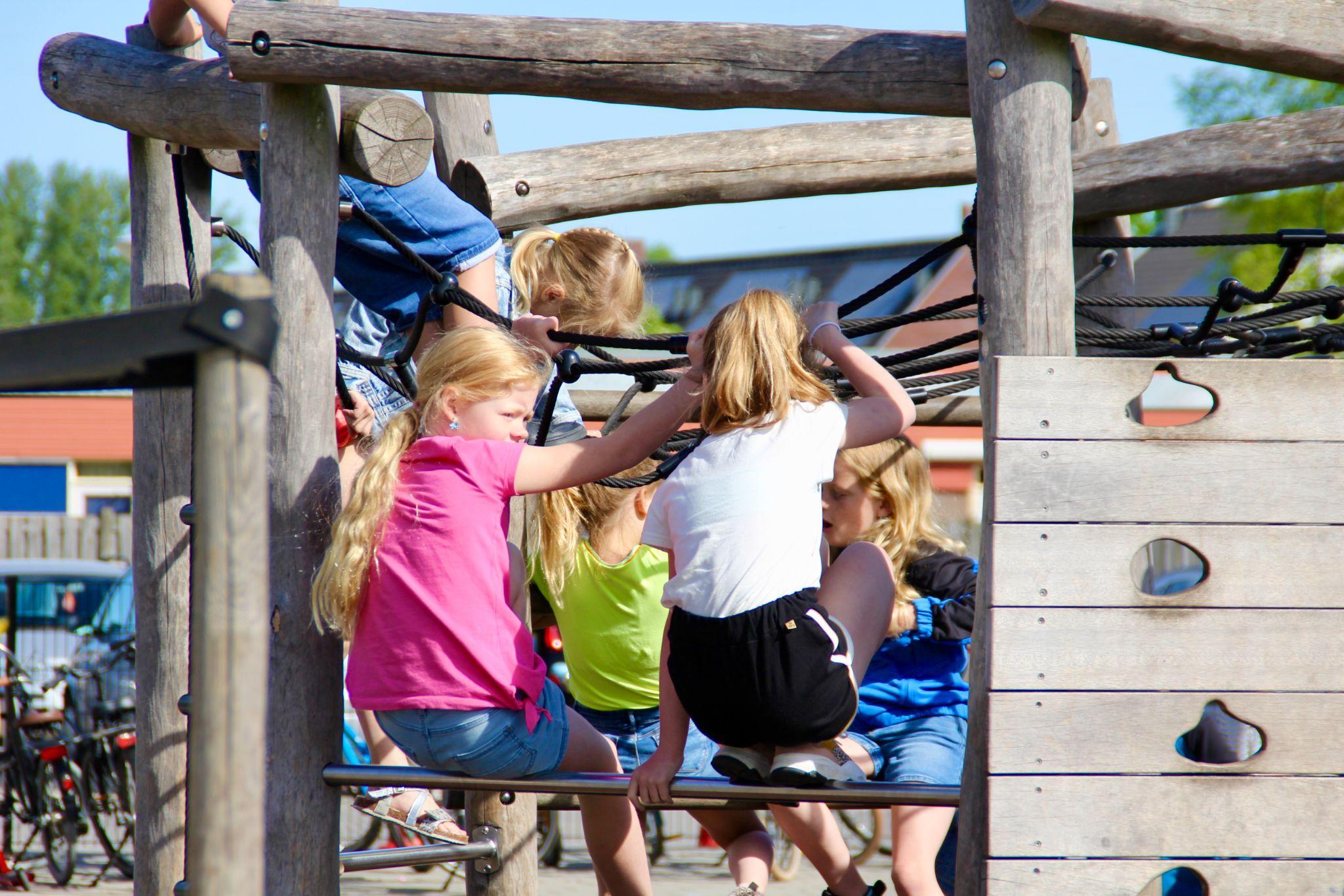Kinderen spelen op het schoolplein van CBS De Parel in Rijswijk (Noord-Brabant). Kinderen spelen op het schoolplein van CBS De Parel in Rijswijk (Noord-Brabant).