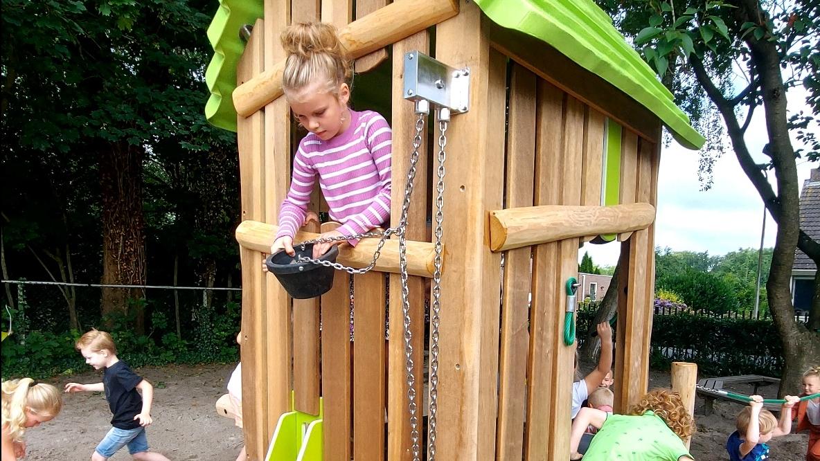 Kinderen spelen op het schoolplein van CBS de Verbinding in Musselkanaal. Kinderen spelen op het schoolplein van CBS de Verbinding in Musselkanaal.