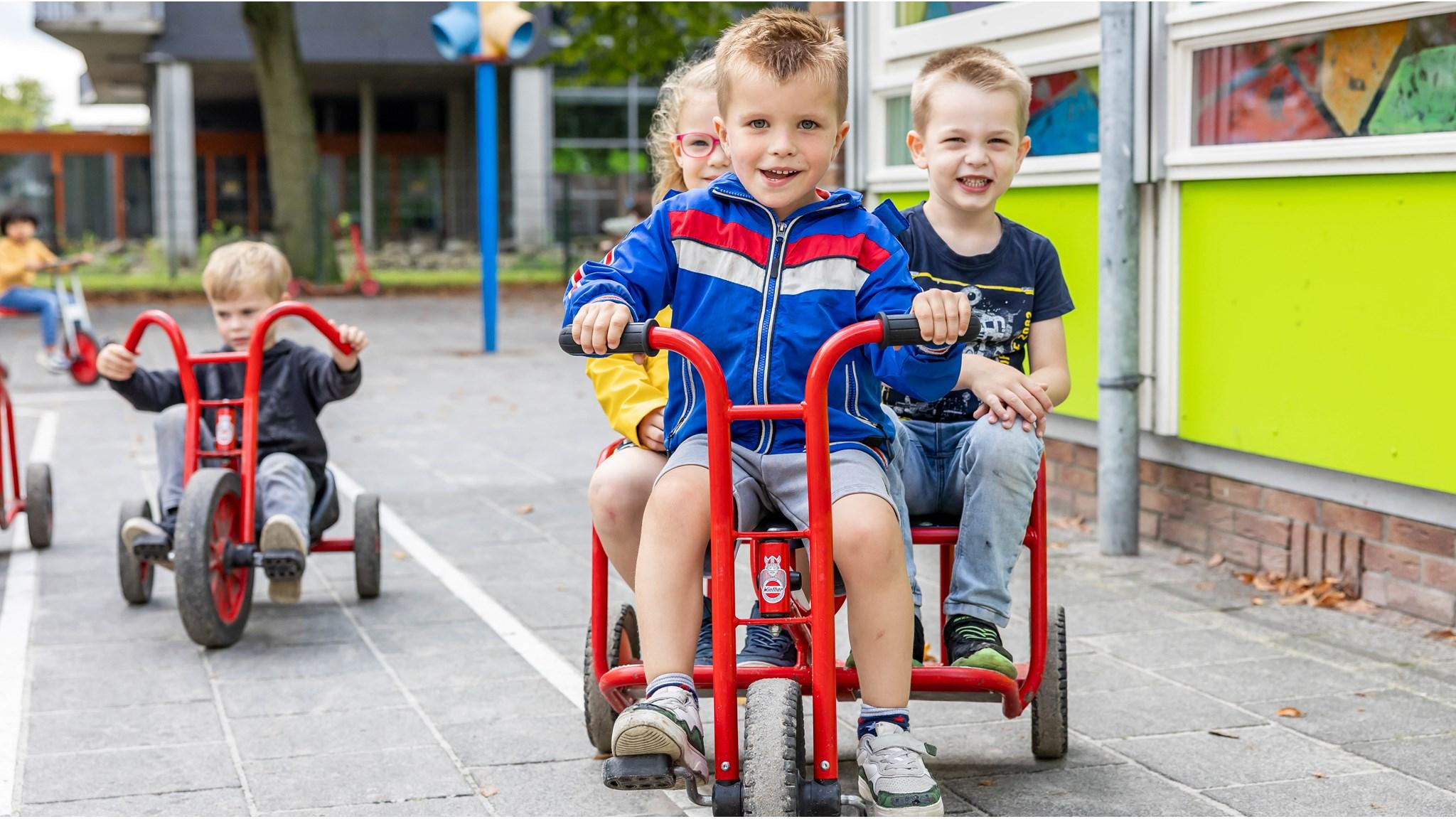 Kinderen spelen op het schoolplein van CBS Het Galjoen in Hoogezand. Kinderen spelen op het schoolplein van CBS Het Galjoen in Hoogezand.
