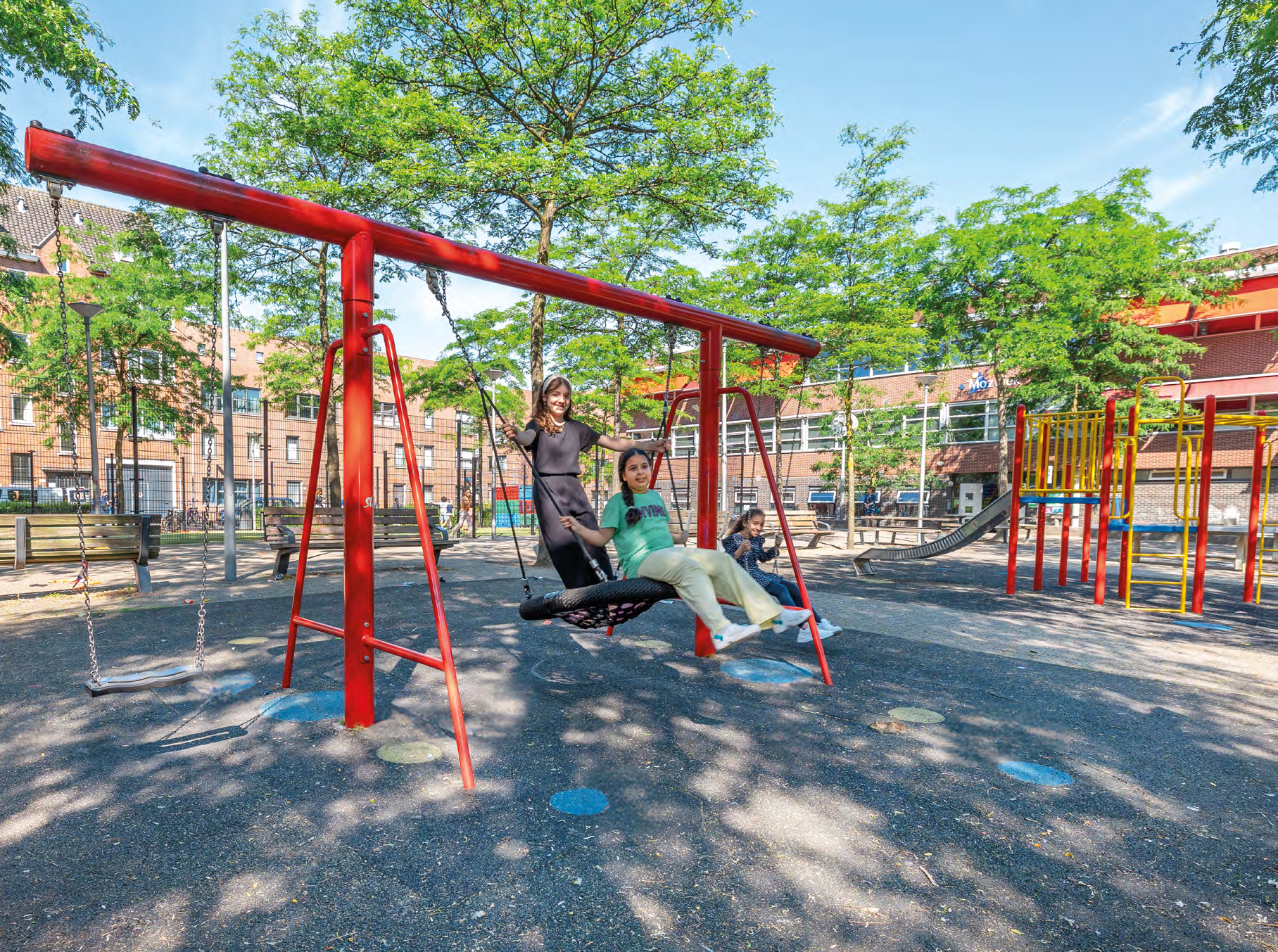 Kinderen spelen op het schoolplein van CBS Mozaïek in Rotterdam.