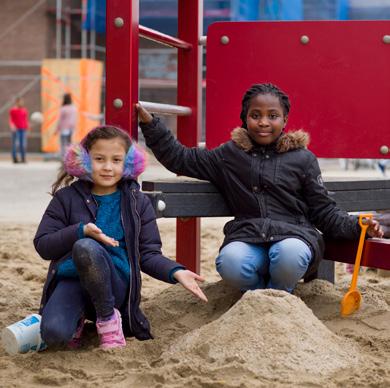 Kinderen spelen op het schoolplein van CBS Waalse Louise de Coligny in Den Haag. Kinderen spelen op het schoolplein van CBS Waalse Louise de Coligny in Den Haag.