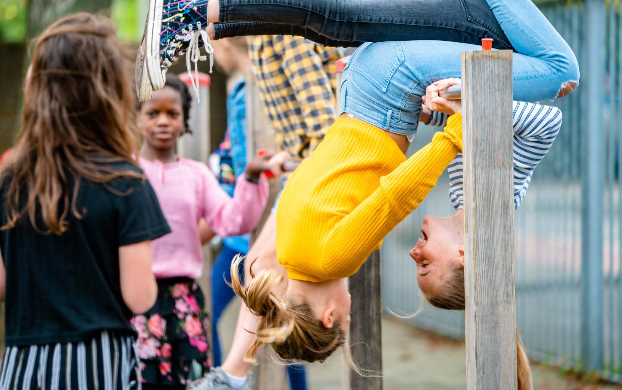 Kinderen spelen op het schoolplein van Chr. Basisschool Het Mozaiek in Zwolle. Kinderen spelen op het schoolplein van Chr. Basisschool Het Mozaiek in Zwolle.