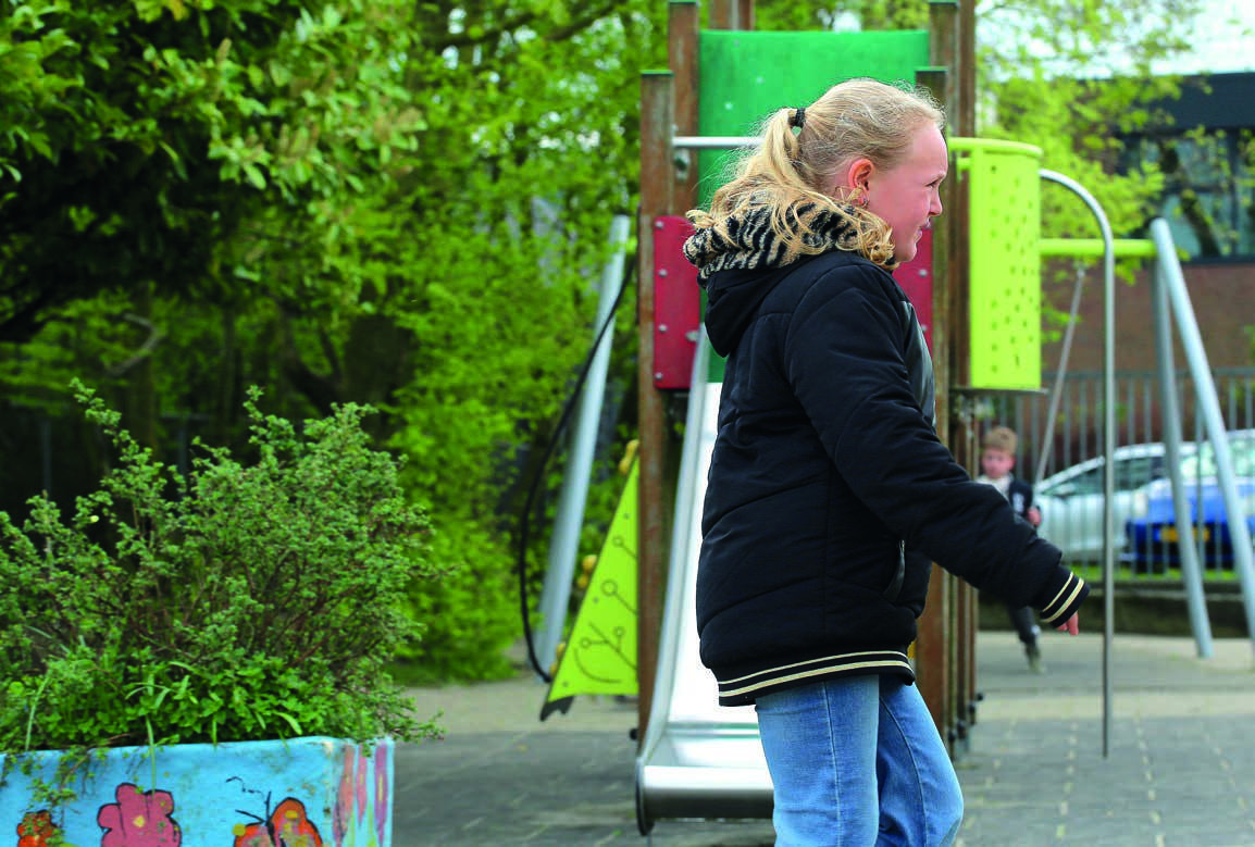 Kinderen spelen op het schoolplein van Christelijk Kindcentrum De Wiedewereld in Sint Jansklooster. Kinderen spelen op het schoolplein van Christelijk Kindcentrum De Wiedewereld in Sint Jansklooster.