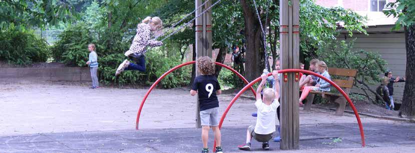 Kinderen spelen op het schoolplein van Christelijk kindcentrum Gulden Bodem in Arnhem. Kinderen spelen op het schoolplein van Christelijk kindcentrum Gulden Bodem in Arnhem.