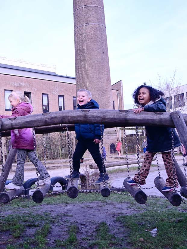 Kinderen spelen op het schoolplein van Christelijke Basisschool Avonturijn in Hilversum. Kinderen spelen op het schoolplein van Christelijke Basisschool Avonturijn in Hilversum.