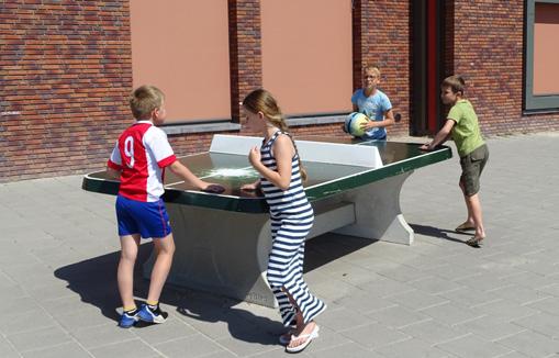 Kinderen spelen op het schoolplein van Christelijke Basisschool De Fontein in Dwingeloo.
