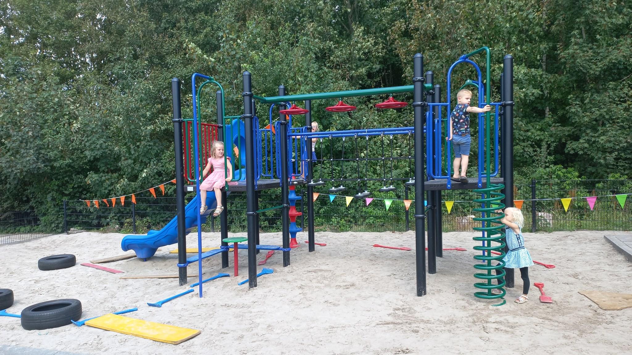 Kinderen spelen op het schoolplein van Christelijke Basisschool de Höchte in Alteveer (Gem. Stadskanaal). Kinderen spelen op het schoolplein van Christelijke Basisschool de Höchte in Alteveer (Gem. Stadskanaal).