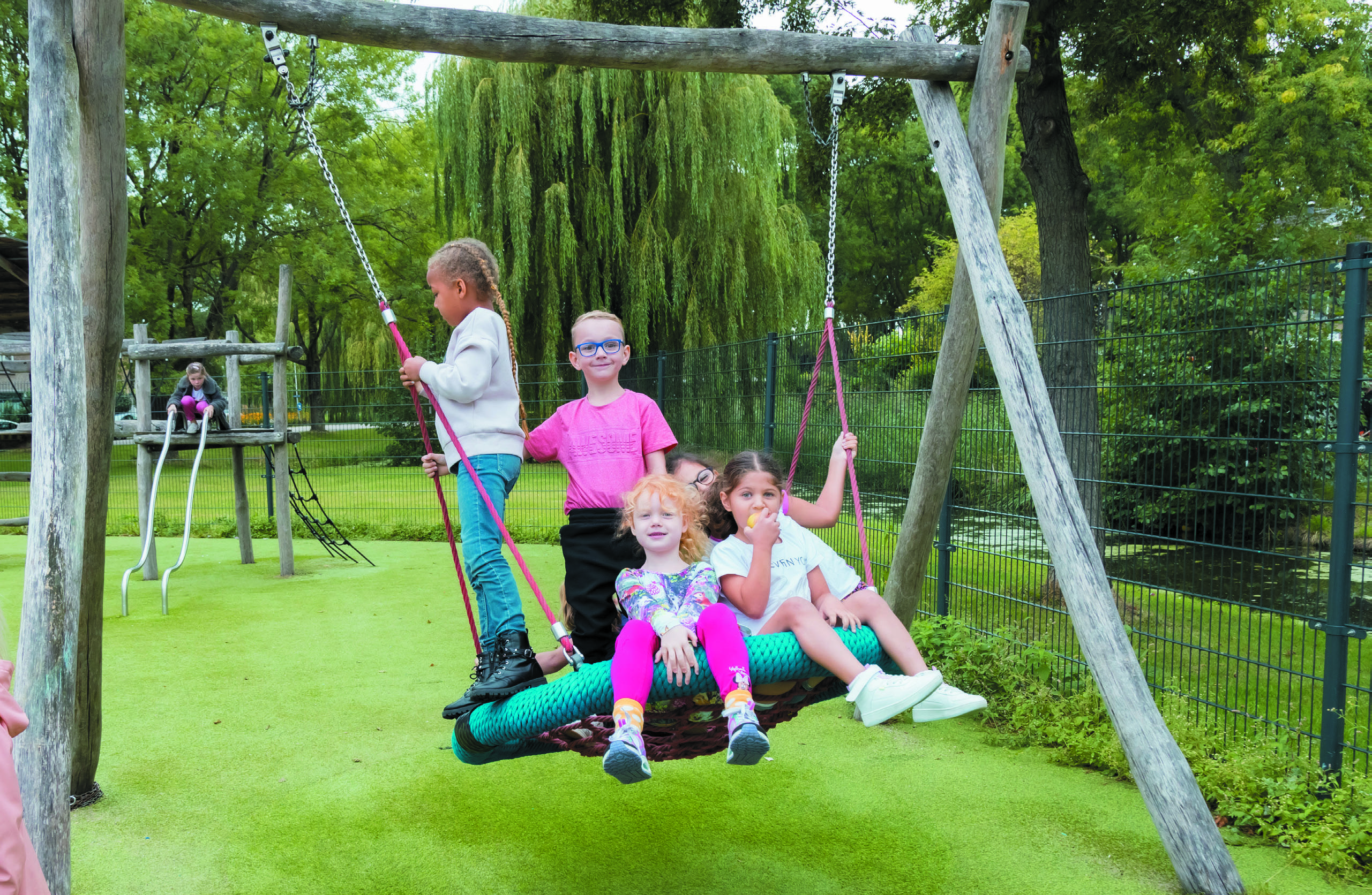 Kinderen spelen op het schoolplein van Christelijke Basisschool De Hoeksteen in Leersum. Kinderen spelen op het schoolplein van Christelijke Basisschool De Hoeksteen in Leersum.