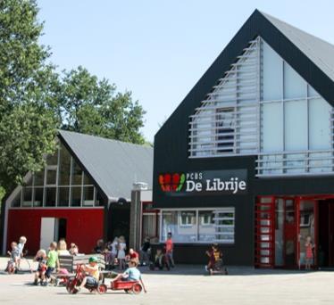 Kinderen spelen op het schoolplein van Christelijke Basisschool De Librije in Gorredijk. Kinderen spelen op het schoolplein van Christelijke Basisschool De Librije in Gorredijk.