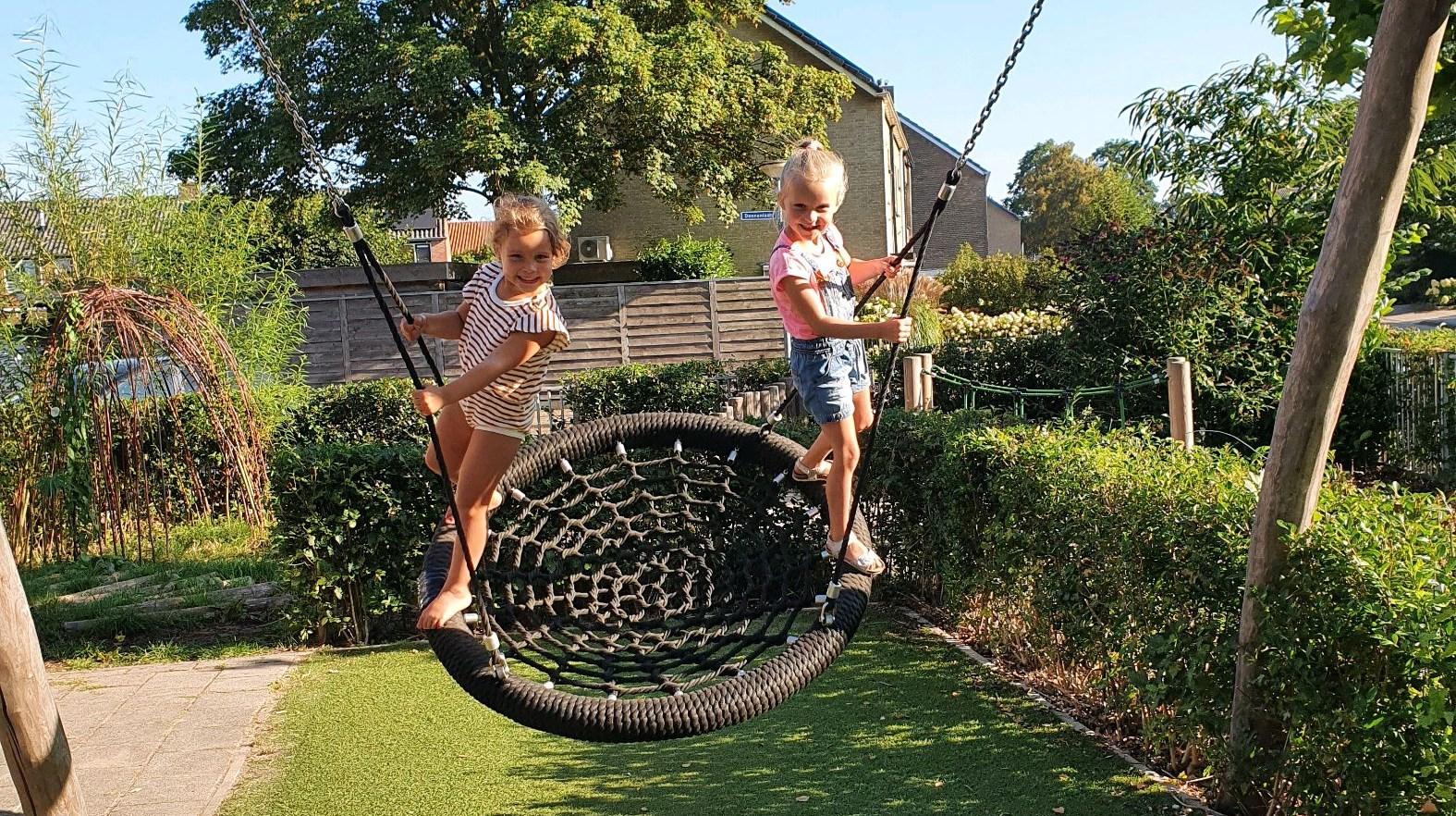 Kinderen spelen op het schoolplein van Christelijke Basisschool De Open Kring in Nijkerk. Kinderen spelen op het schoolplein van Christelijke Basisschool De Open Kring in Nijkerk.