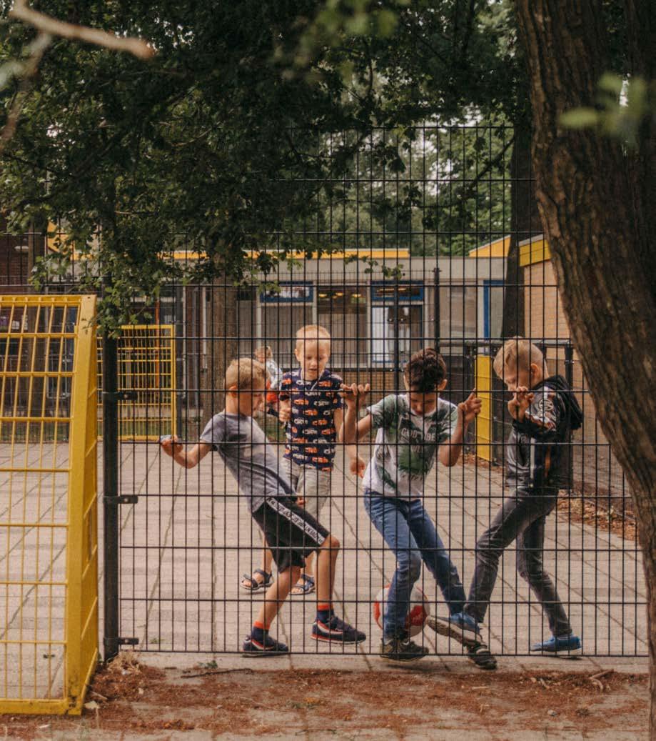 Kinderen spelen op het schoolplein van Christelijke Basisschool de Roerganger in Heerenveen. Kinderen spelen op het schoolplein van Christelijke Basisschool de Roerganger in Heerenveen.
