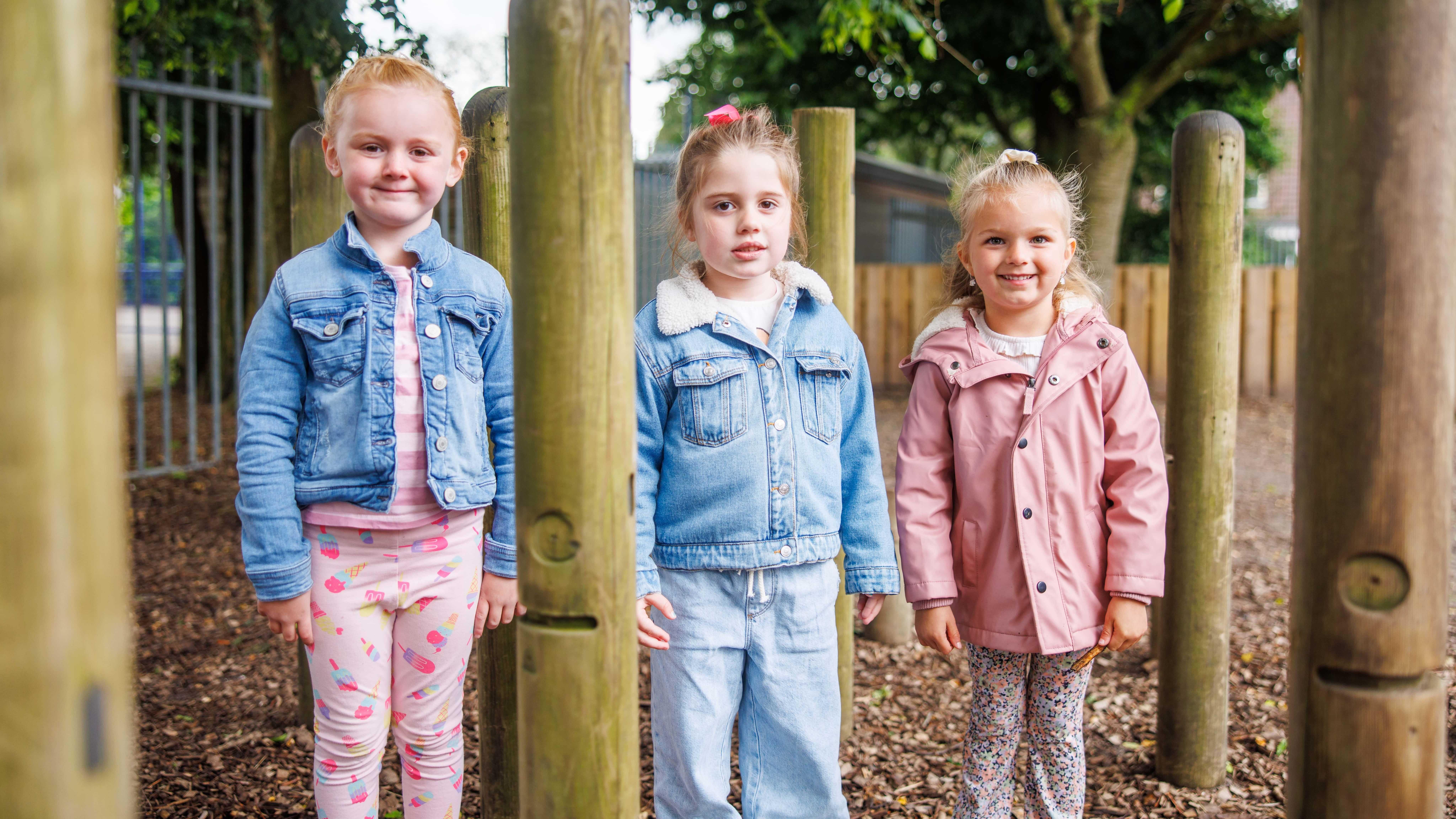 Kinderen spelen op het schoolplein van Christelijke Basisschool De Wingerd in Ridderkerk. Kinderen spelen op het schoolplein van Christelijke Basisschool De Wingerd in Ridderkerk.