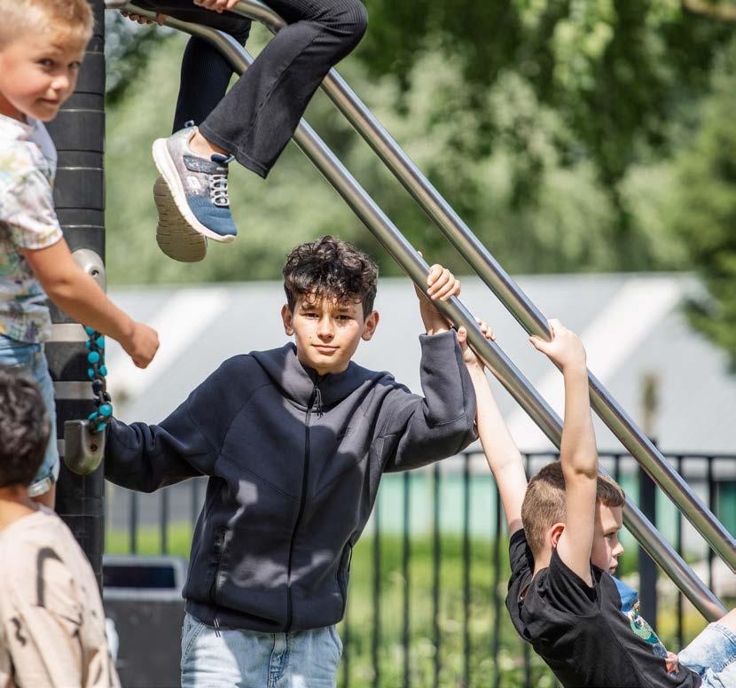 Kinderen spelen op het schoolplein van Christelijke Basisschool in Oost-Souburg. Kinderen spelen op het schoolplein van Christelijke Basisschool in Oost-Souburg.
