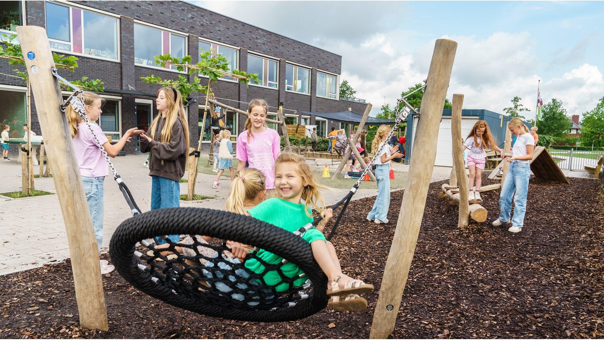 Kinderen spelen op het schoolplein van CKC De Rietzanger in Eelderwolde.