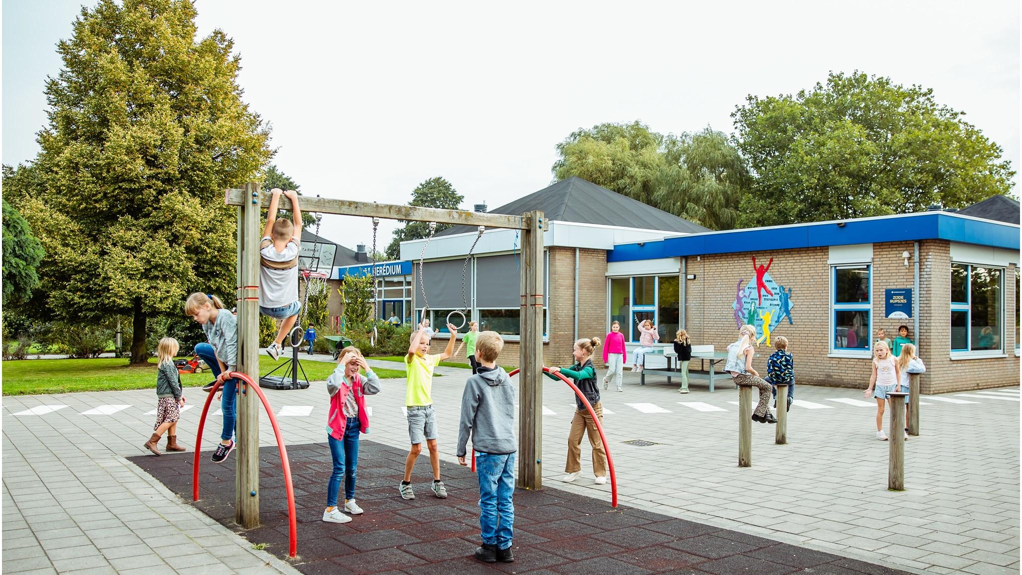 Kinderen spelen op het schoolplein van CNS Herédium in Zijderveld. Kinderen spelen op het schoolplein van CNS Herédium in Zijderveld.