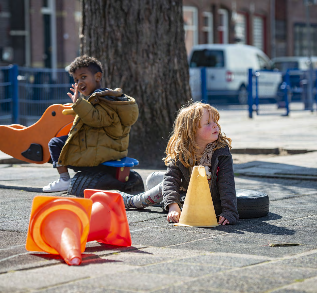 Kinderen spelen op het schoolplein van Daltonschool De Westerkim in Zaandam. Kinderen spelen op het schoolplein van Daltonschool De Westerkim in Zaandam.